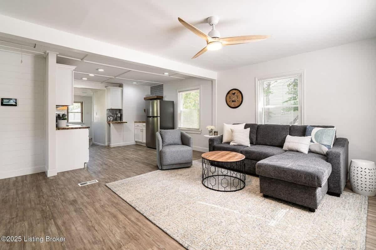 Cozy 2BR Home Near Downtown w Backyard & Parking - Chambres d’hôtes Louisville