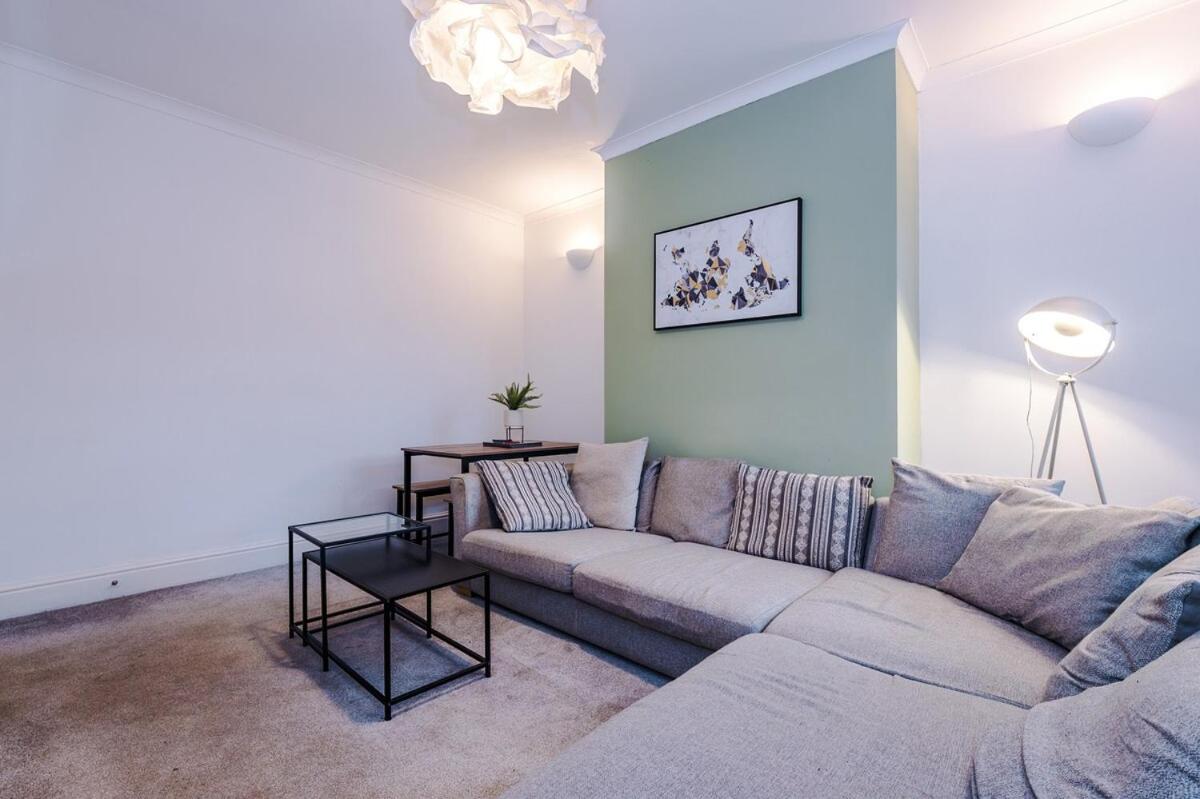 4 Bedroom House in Walkden with Free Parking, by Short Term Digs Short Lets & Serviced Accommodation - B&B Worsley
