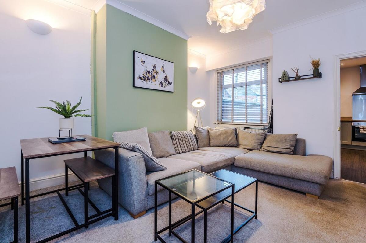 4 Bedroom House in Walkden with Free Parking, by Short Term Digs Short Lets & Serviced Accommodation - B&B Worsley