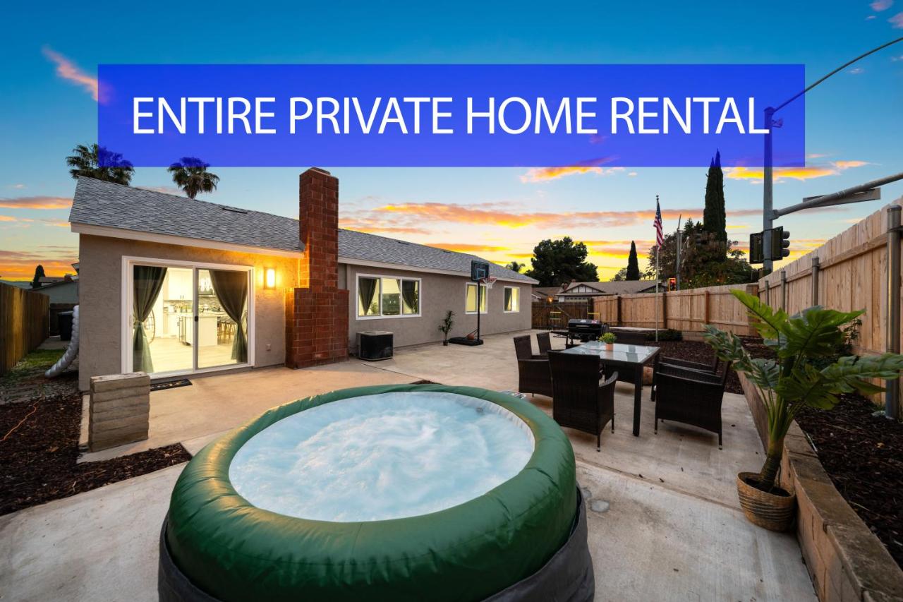 Entire Luxury 3-Bedroom House with Hot Tub, Garage, King Bed, Available Now - Bed and Breakfast Spring Valley