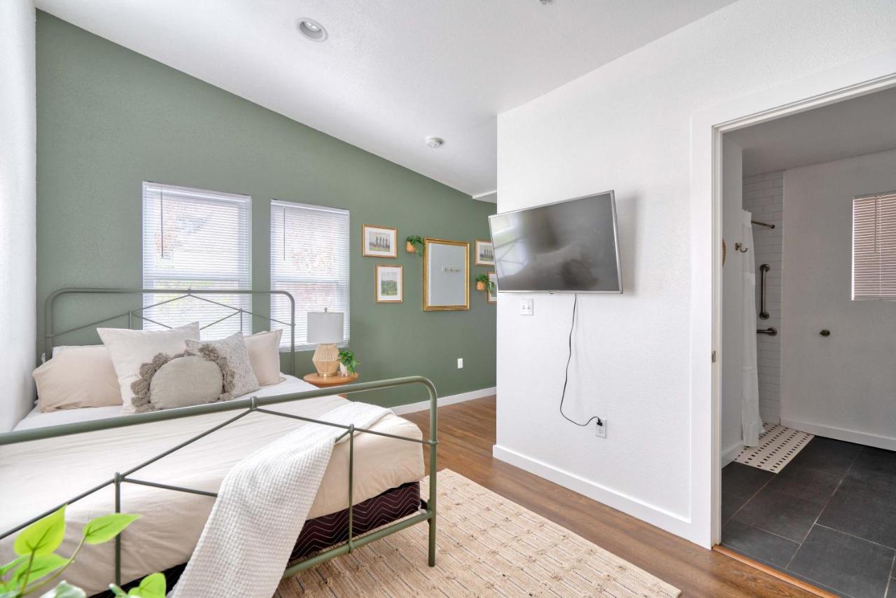 Stay Portland - Urban Cabin Studio - Breweries & Local Eateries - B&B Portland