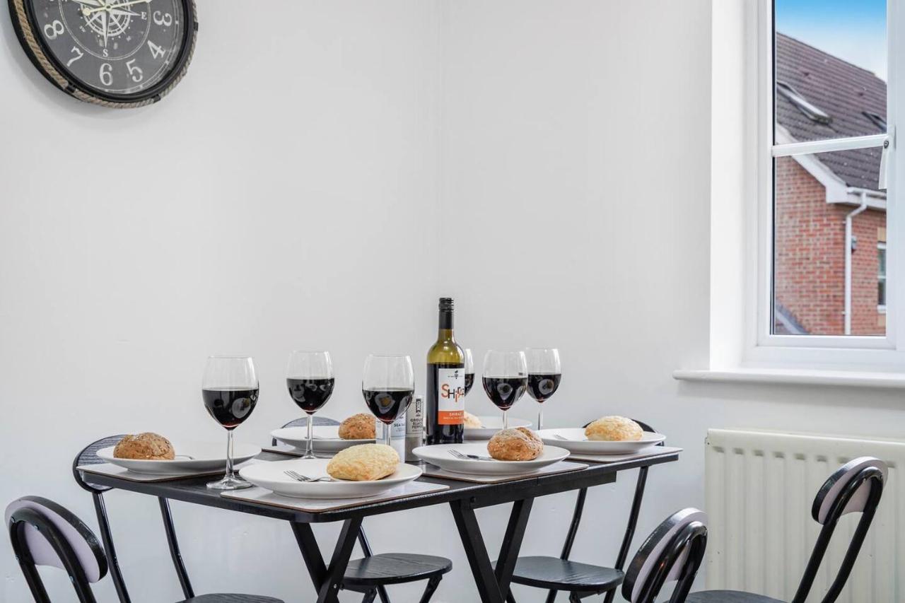 3 BR 6 Beds 3 Bath Garden Parking Heathrow 15 min Windsor & Legoland - B&B Langley Marish