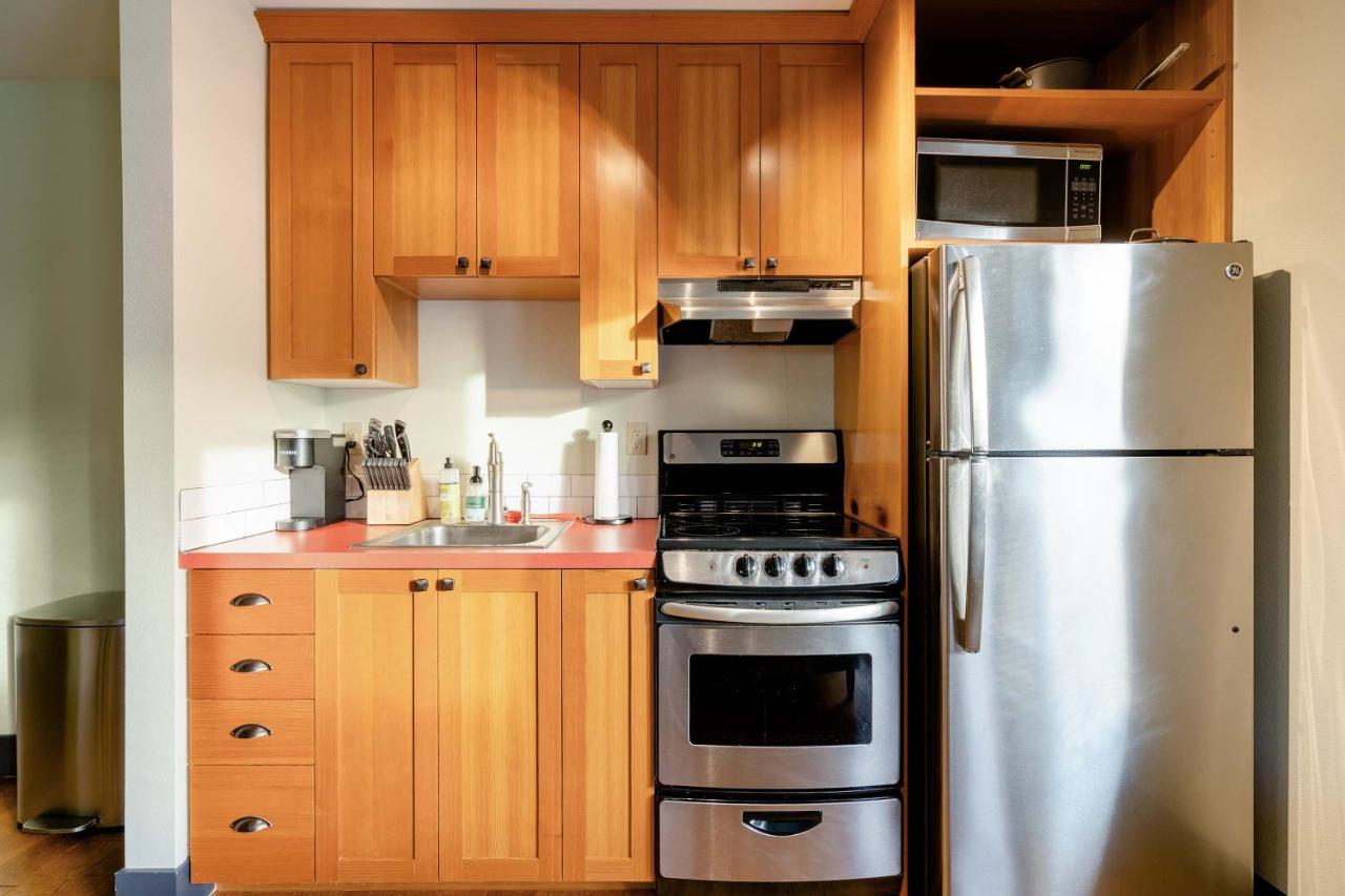 Stay Portland - Color Splash Apartment in the Heart of Portland - Chambres d'hôtes Portland