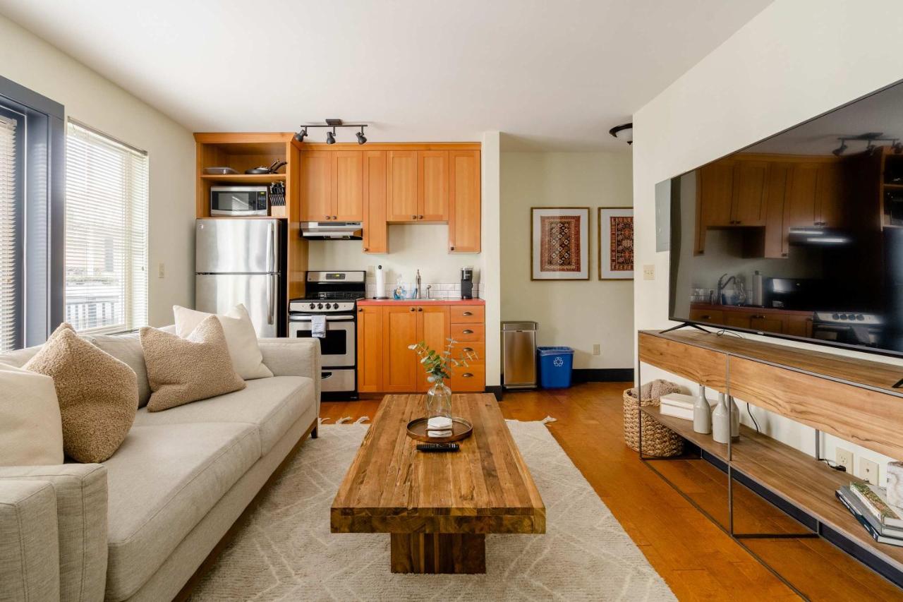 Stay Portland - The Little Tower - Local Vintage Shops & Eateries - Bed and Breakfast Portland