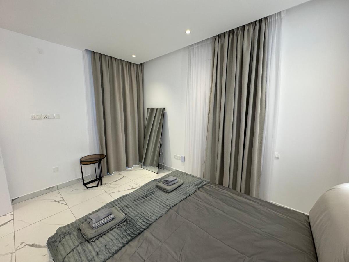 Deluxe One-Bedroom Apartment