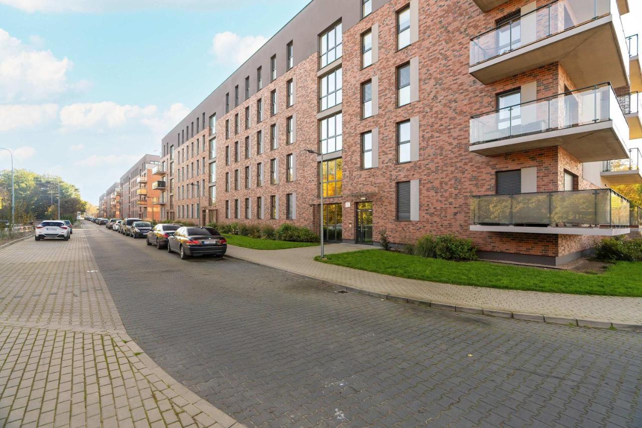 Spacious Apartment in Poznań with Desks and Parking by Noclegi Renters - Ferienwohnung Posen