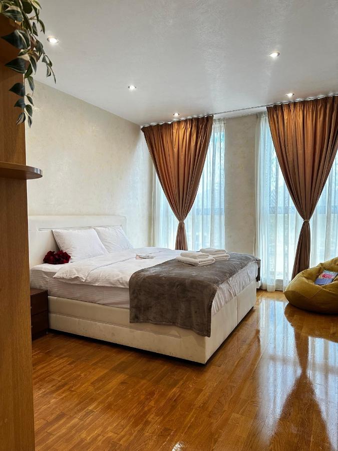 Chambre Lit Queen-Size avec Salle de Bains Commune