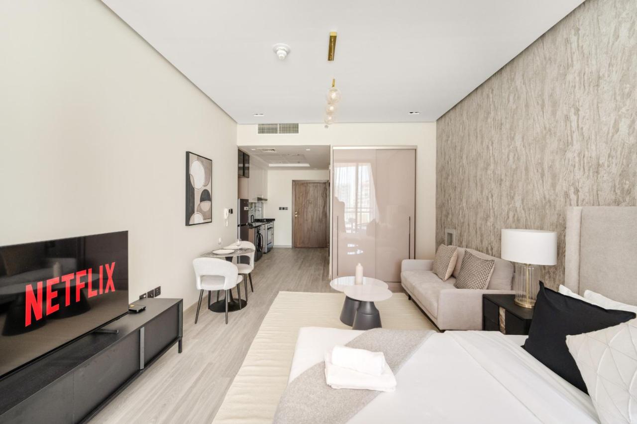 VayK - Stylish Studio in Silicon Oasis with Pool View - B&B Dubai