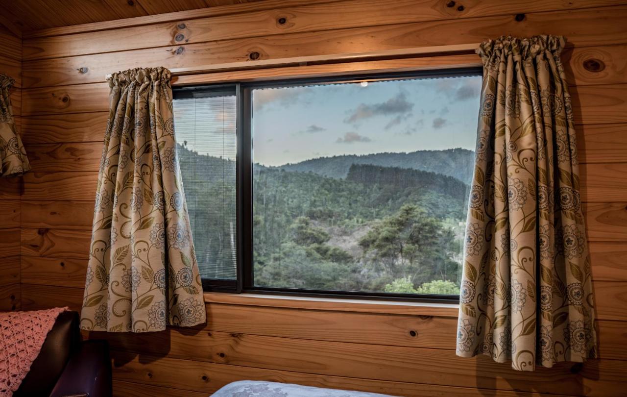 Zimmer mit Queensize-Bett und Gartenblick