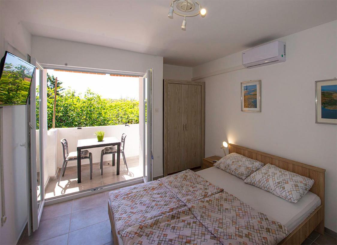 Studio apartment Georgina - Bed and Breakfast Novalja