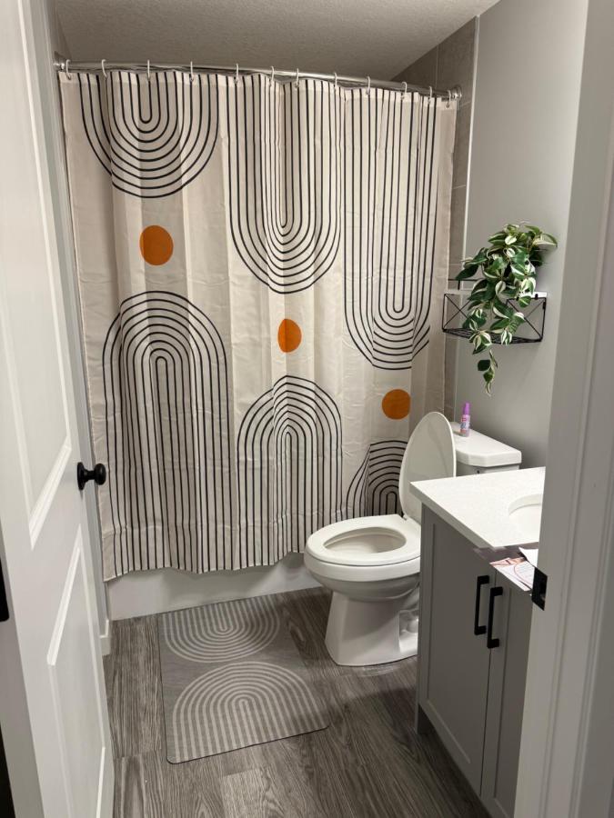 Relax, Recharge, Repeat 2Bedroom Walkout Haven - B&B Calgary