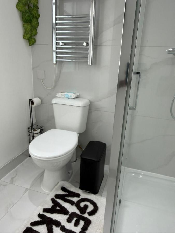 Beautiful new build studio in London - B&B Sutton