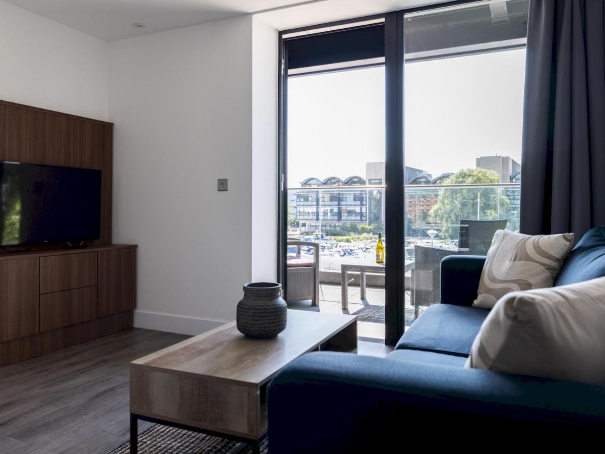 Chic Riverside View with Balcony Pass The Keys - B&B Lincoln