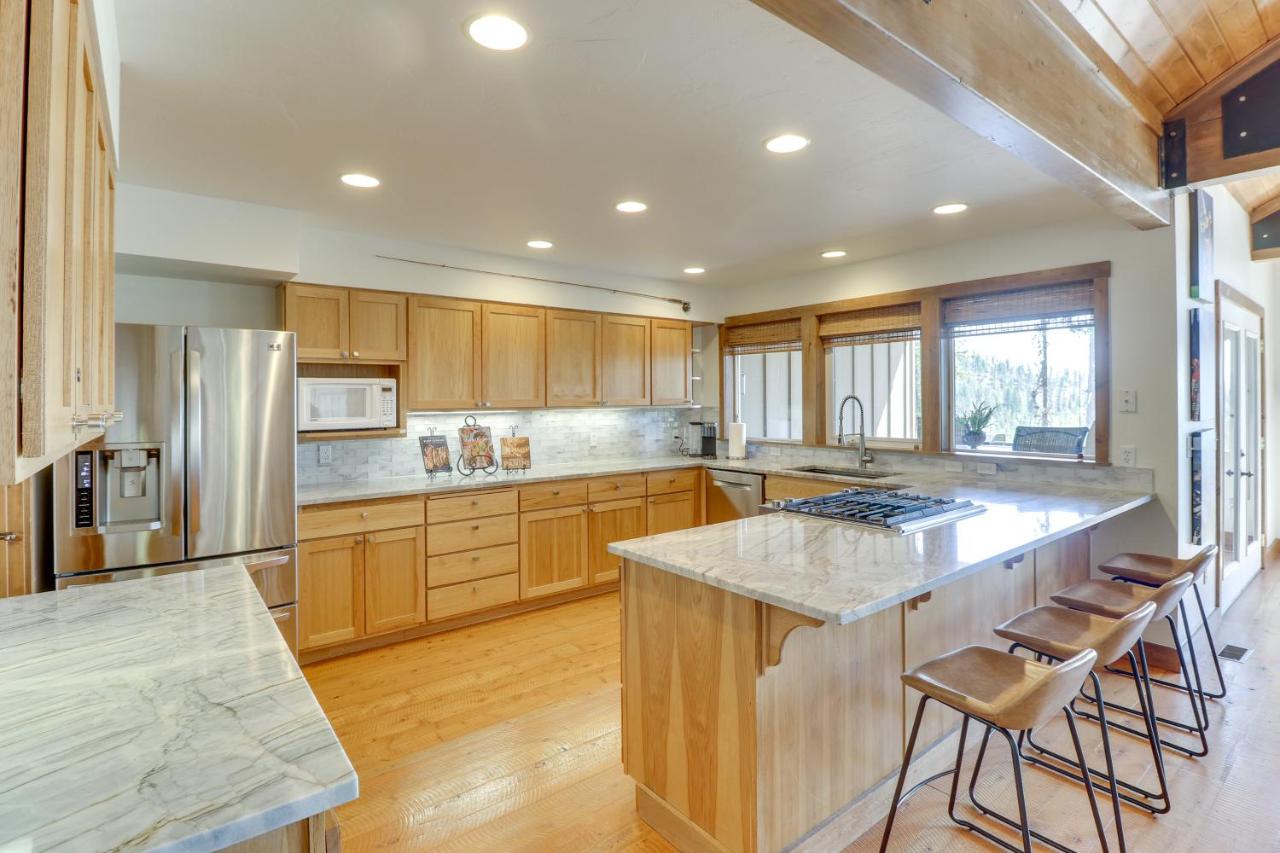 Ski-InandSki-Out Whitefish Duplex with Hot Tub! - B&B Whitefish