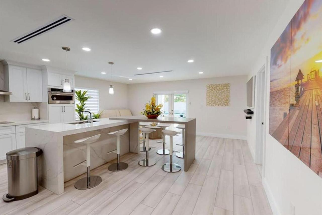 Spacious 6BR Miami Pool, BB Court & Near Airport L03 - Bed and Breakfast Miami