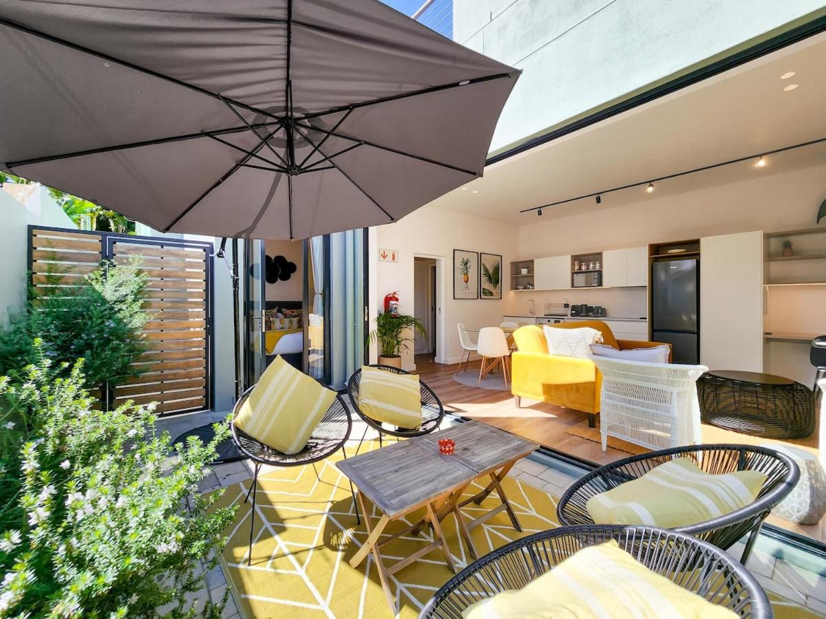 The Palm Flats Sunlit Serenity 300m from Sea - Chambres d’hôtes Le Cap