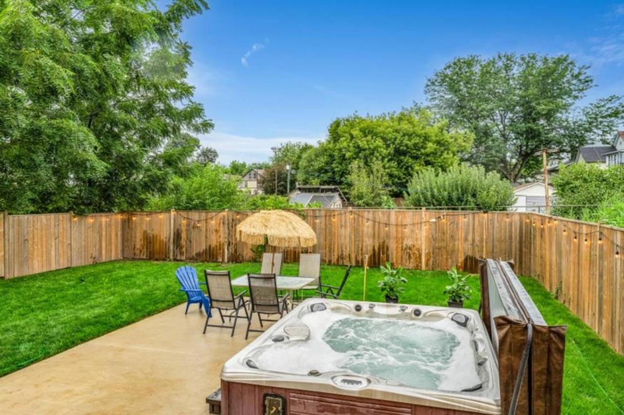 Sunshine Villa Closest BNB to Falls Hot Tub Oasis - B&B Niagara Falls