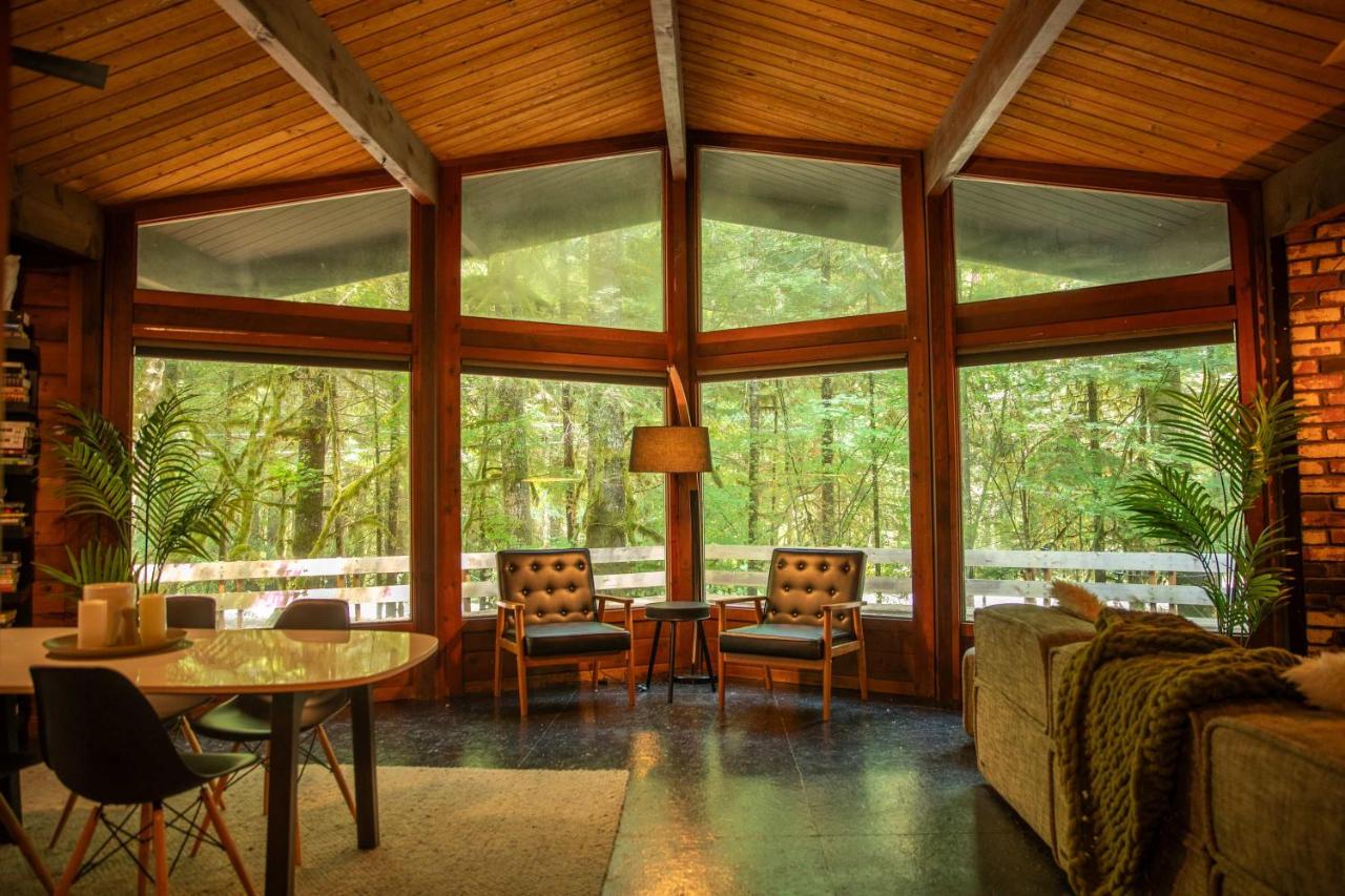 Mid-century Cabin Hideaway - Hot Tub & Fire Pit - Bed and Breakfast Rhododendron