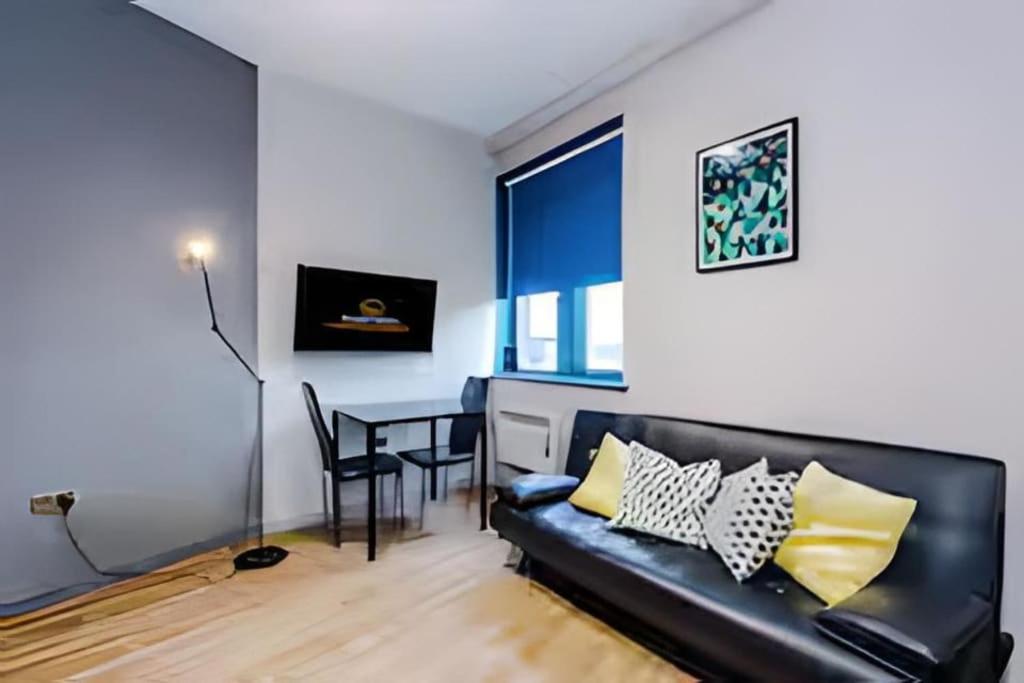 1 BR Flat By Eason Stays Short Lets & Serviced Accommodation Wigan With Free parking! - Ferienwohnung Wigan