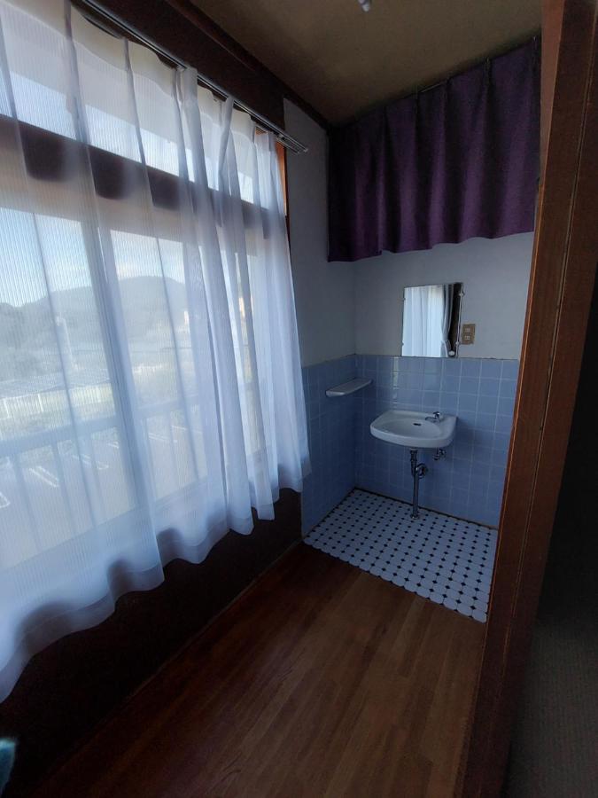 Camera Doppia con Letti Singoli e Bagno in Comune