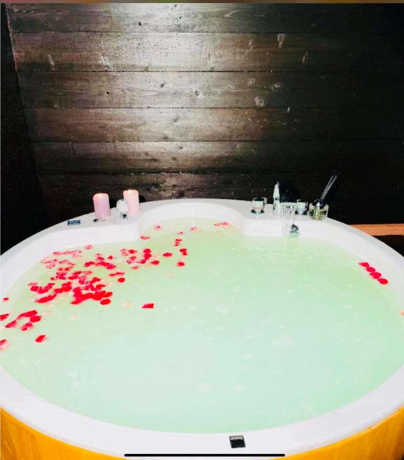 Camera Matrimoniale/Doppia con Letti Singoli con Bagno Privato Esterno