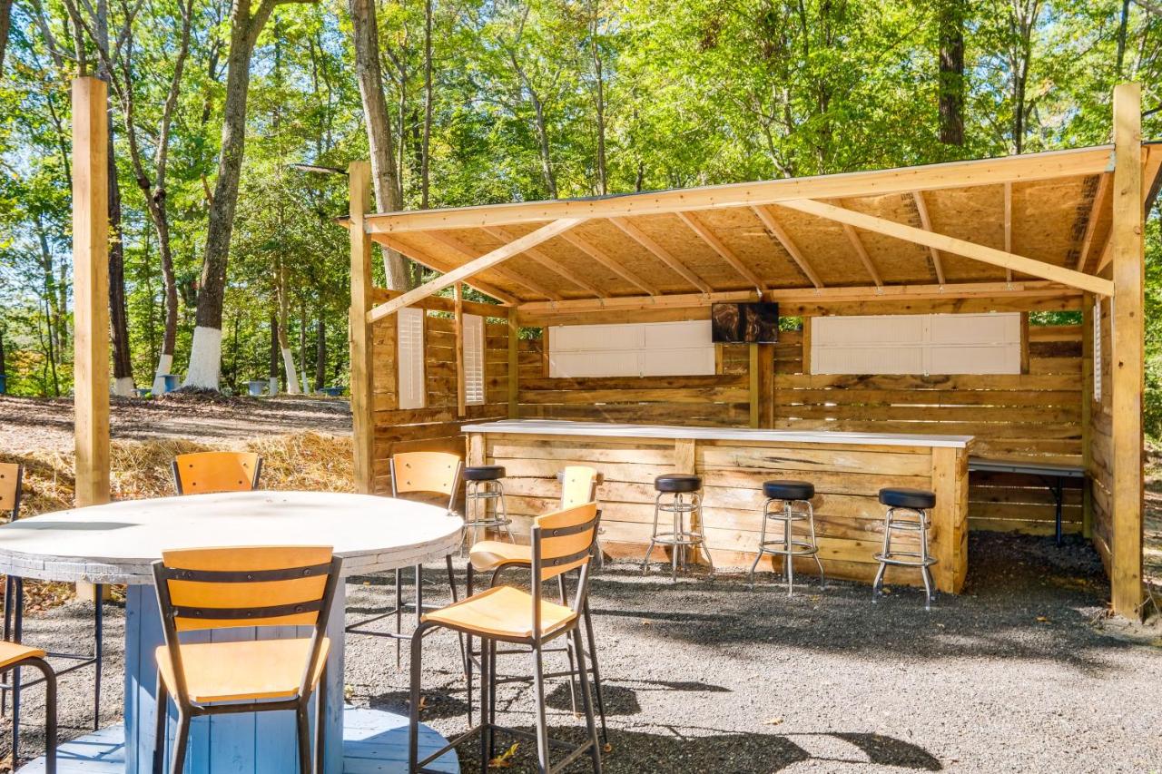 Walk to MIR: Wooded Group Escape w/ Deck + Bar! - Ferienwohnung Mechanicsville