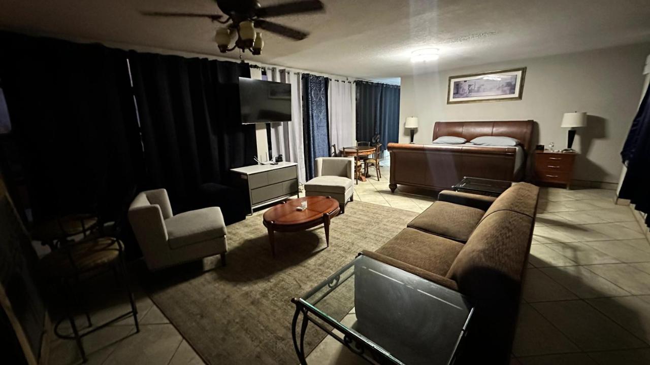 Penthouse 3 balcony fireplace panoramic view - B&B Tijuana