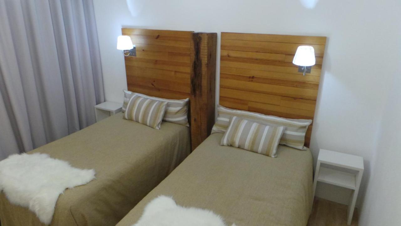 Zweibettzimmer mit Poolblick