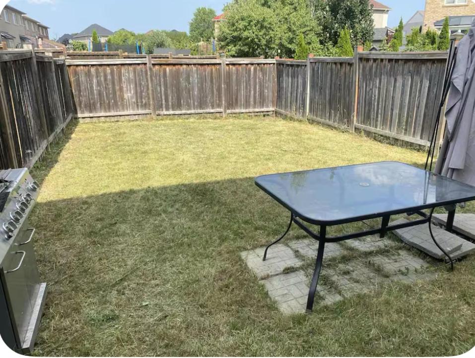 4BR Luxury Styled Home 2 parking - B&B Mississauga