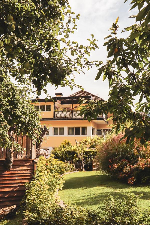 Kreuzwegerhof Nals Historischer Gutshof mit Natur-Pool-Oase bei Meran und Bozen - B&B Nalles