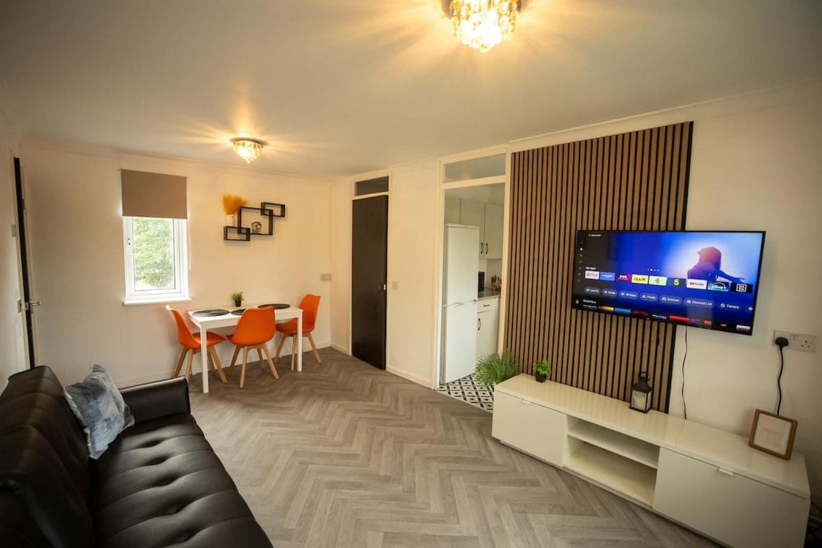 Centrally Located Apt with Parking - B&B Walsall