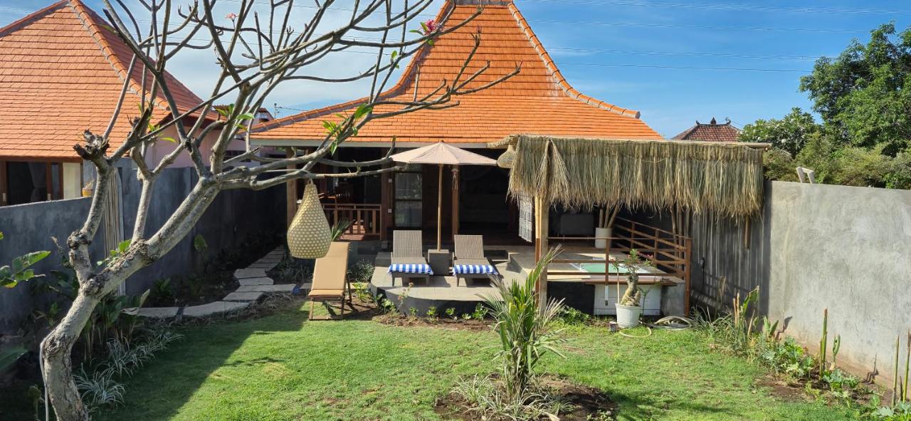 The National Park Villa with Joglo style villa and Jacuzzi - Chambres d'hôtes Pemuteran