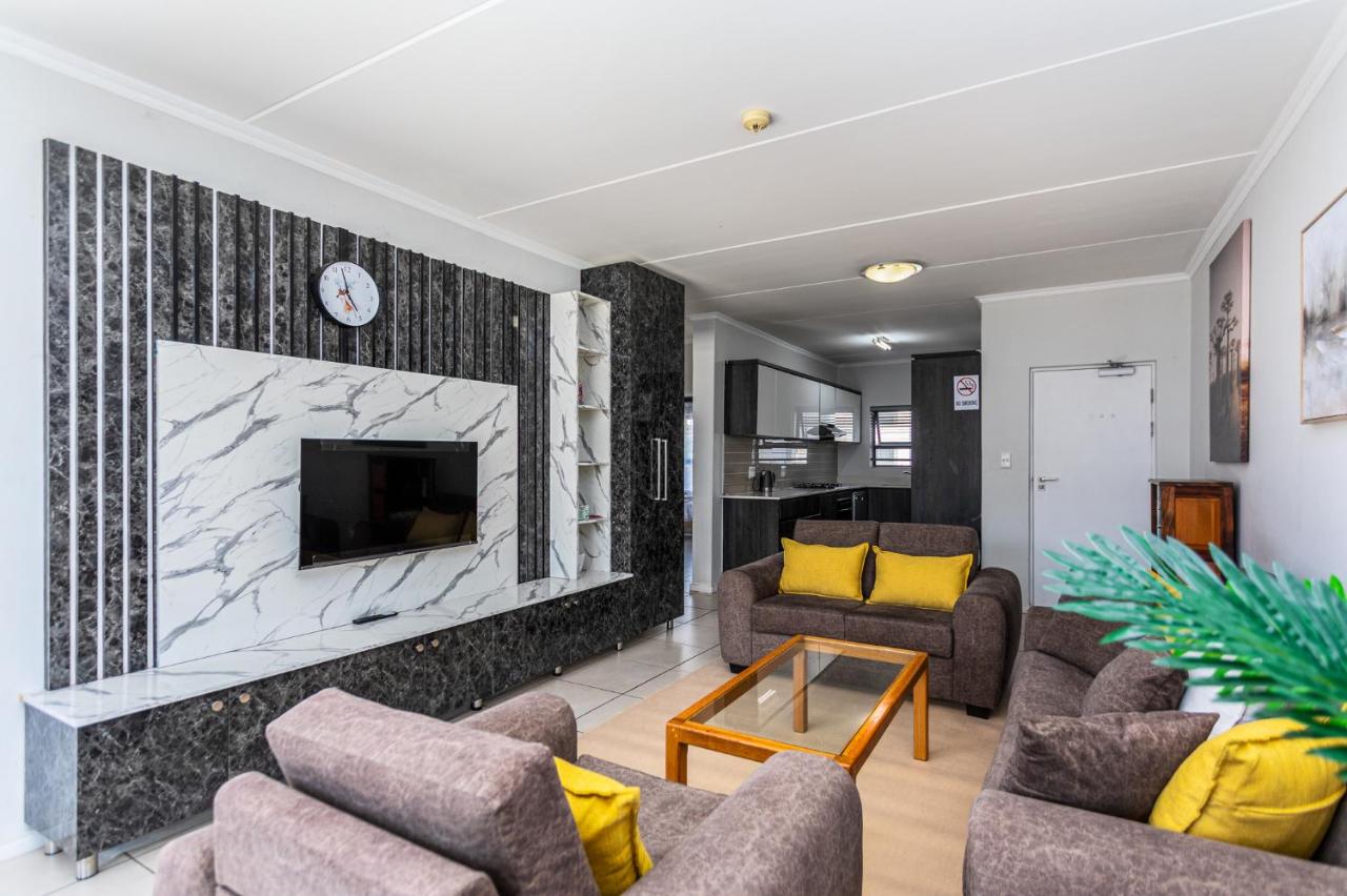 Modern 2BR Pool Gym BBQ Balcony by CTHA - B&B Cape Town