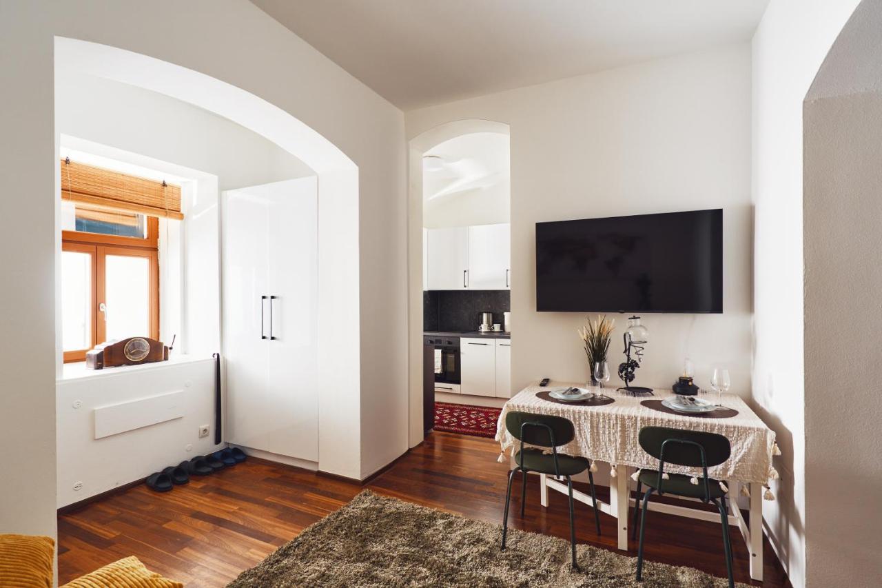 Pristine 2BD Apartment in Central Vienna Walking Distance to 1 District - Bed and Breakfast Wenen