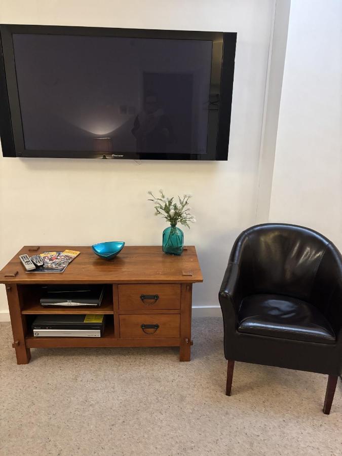 Deluxe One-Bedroom Apartment