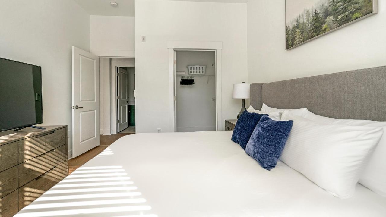 Landing Weston Lakeside Apartments - B&B Cary