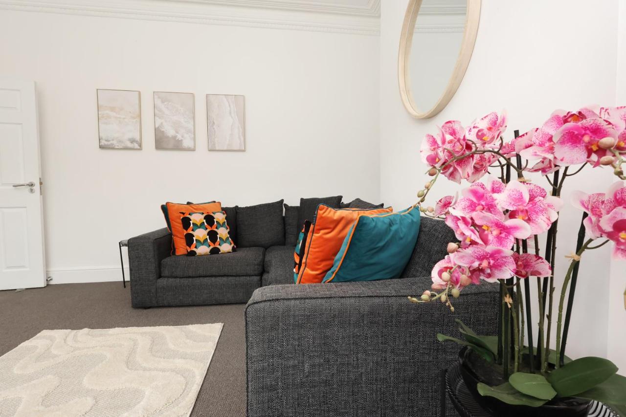 Spacious 6-Bed Home for Work Crews & Groups - Bed and Breakfast Swansea