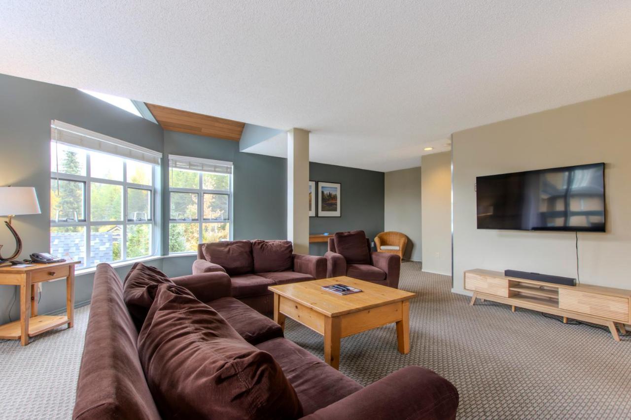 Three-Bedroom Apartment with Mountain View