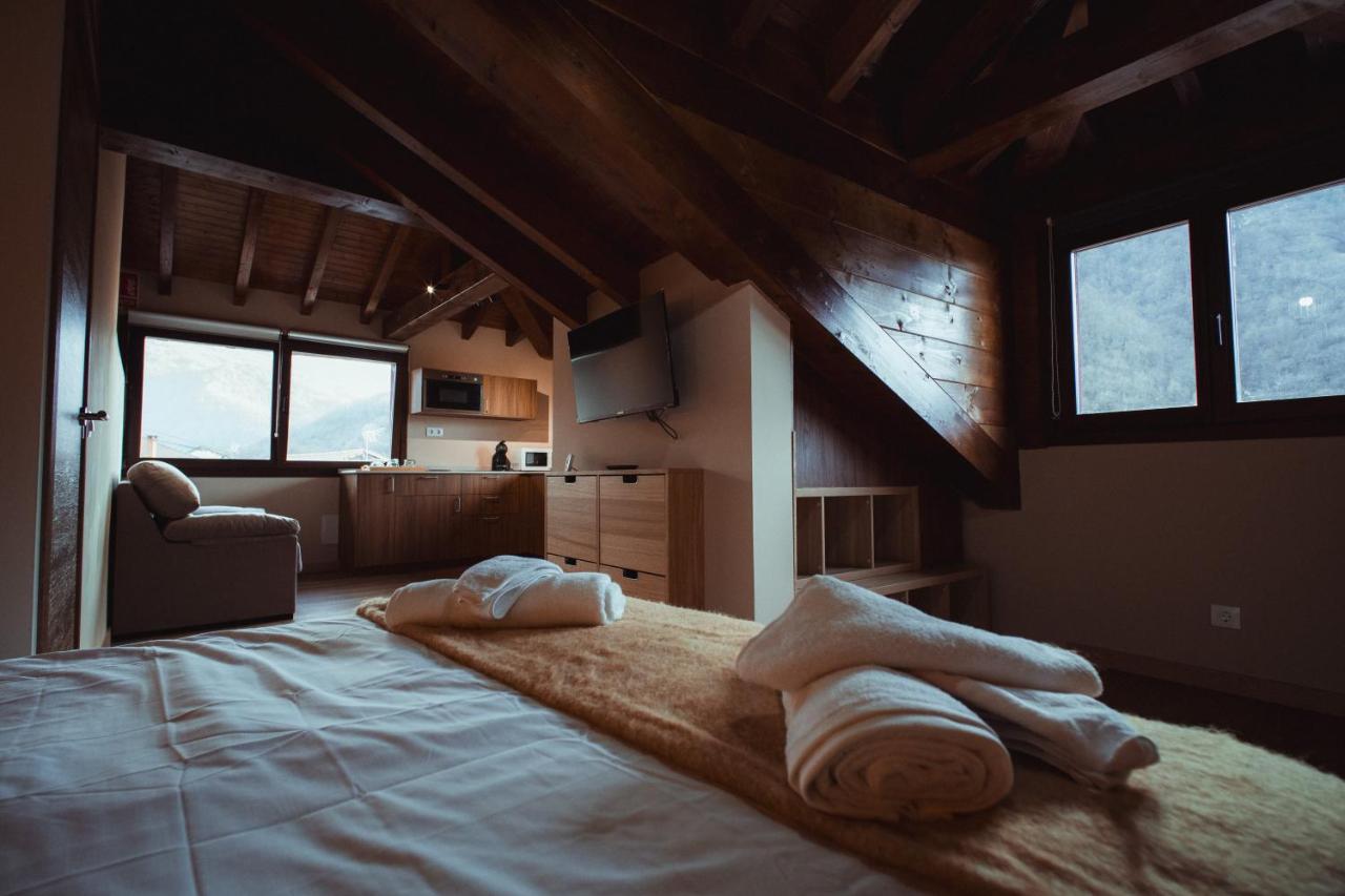 Apartment with Mountain View