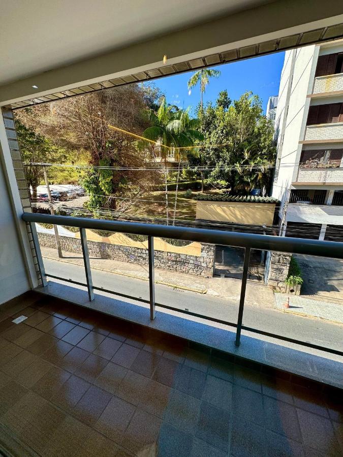 Apartamento no centro com varanda e vaga de garagem - B&B Nova Friburgo