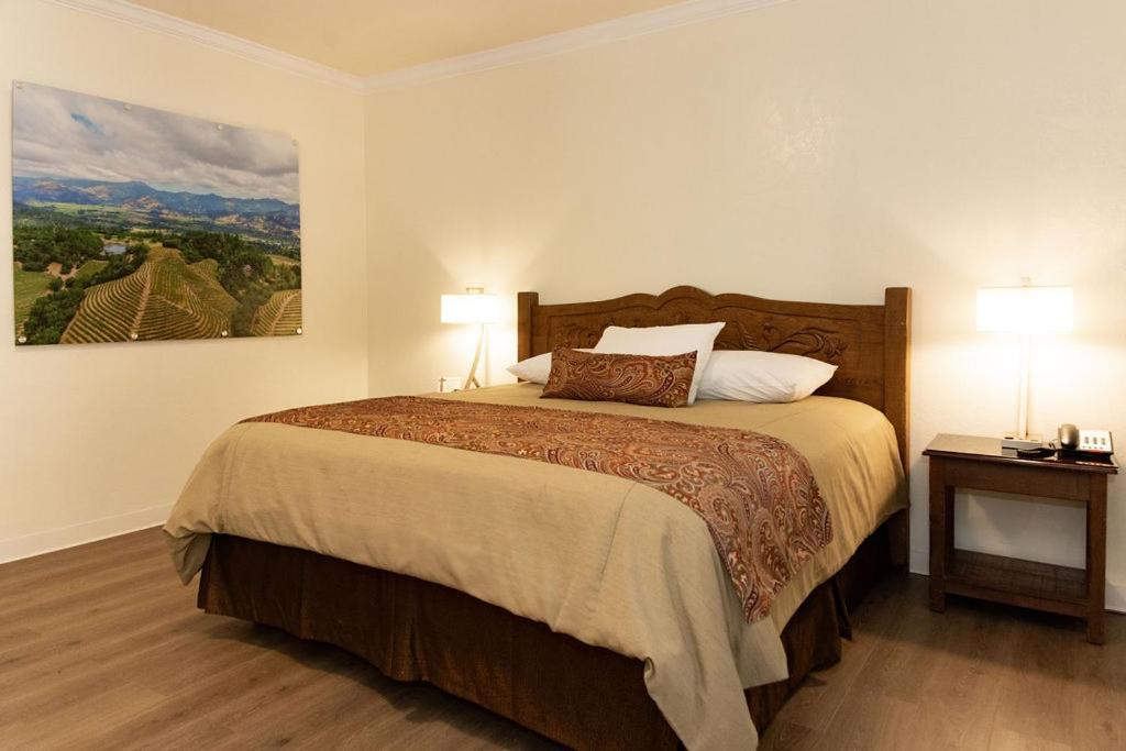 Habitación con cama extragrande y vistas al jardín