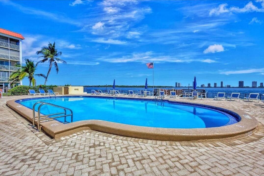 Contemporary Waterfront Condo - Bed and Breakfast North Palm Beach