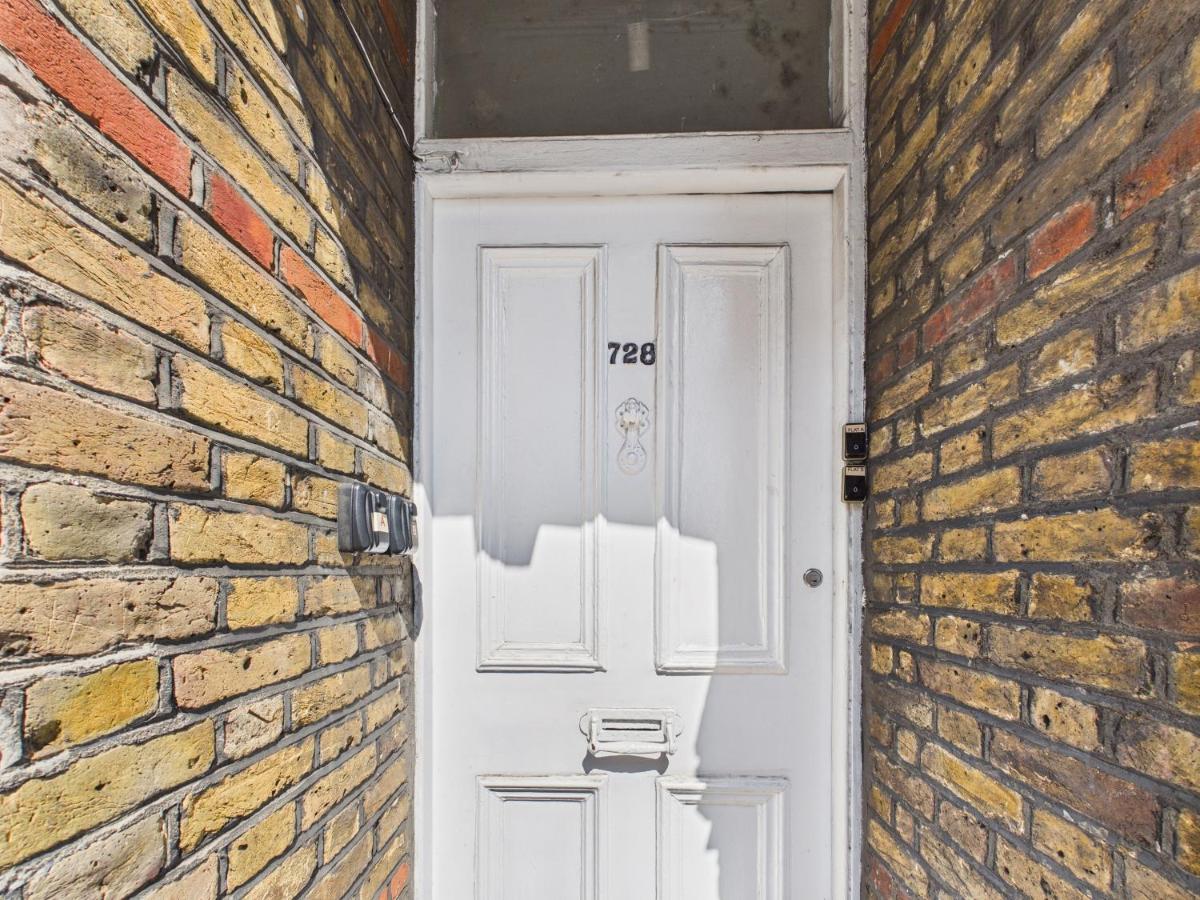 Modern 4-Bed Retreat-Piccadilly Line-Sleeps 9 - B&B London