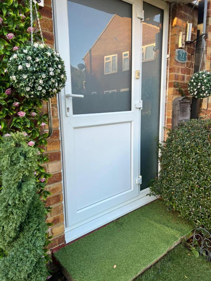 Charming Aldershot Home - Free Parking - B&B Ash