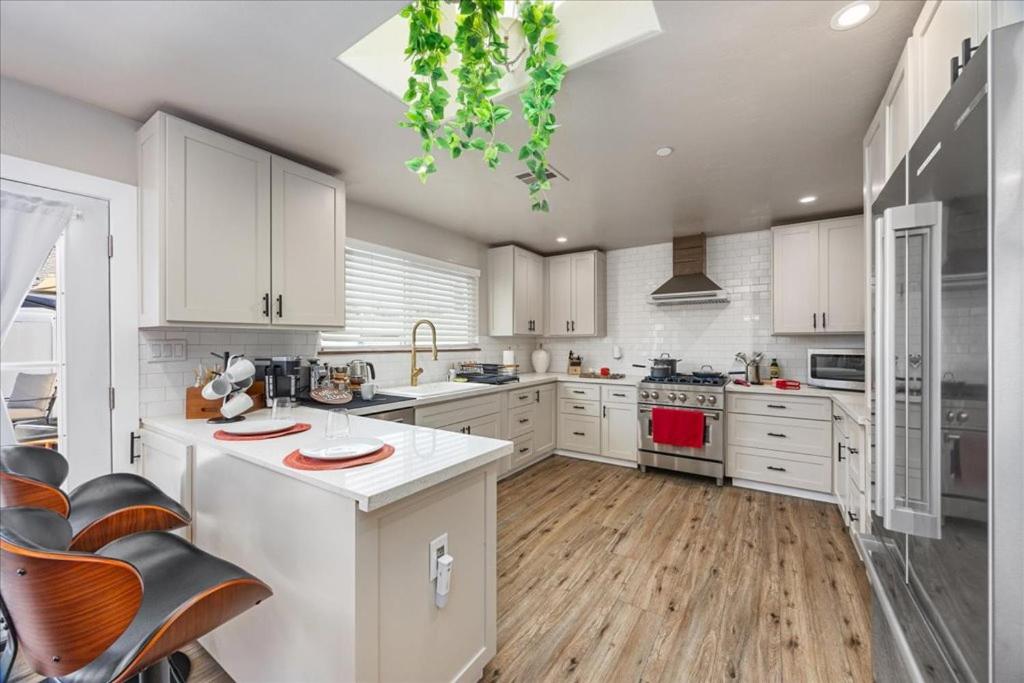 KingBeds Skylight 1GB Wi-Fi Step-free Clean - B&B Bakersfield