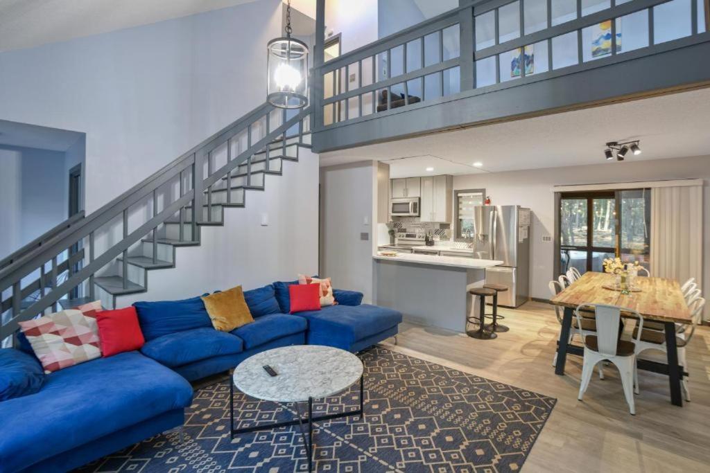 4BD Cabin in the Poconos Near Lake with Hot Tub, Sauna, Game Room and Movie Room - B&B East Stroudsburg