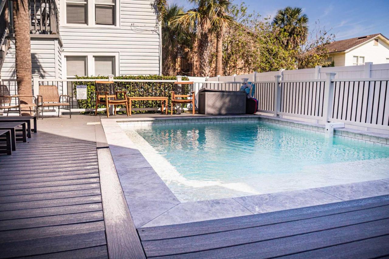 Family Beach House with Pool - Blocks From Beach - Bed and Breakfast Jacksonville Beach