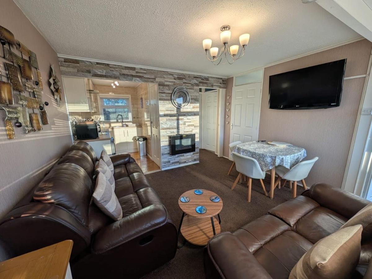 Lazy Dayz, Chalet 179, Hemsby - Two bed chalet, sleeps 4, pet free, close to beach - B&B Hemsby