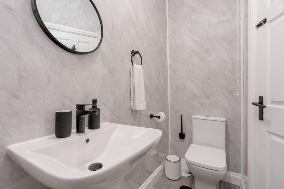 4 bedroom house-sleeps 8, parking-WiFi-M65-hospitals-disconted contractor and long stays - Chambres d'hôtes Nelson