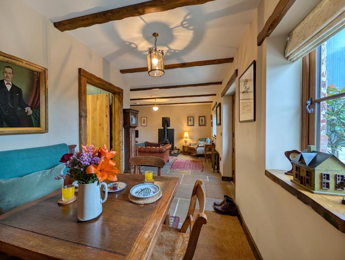 Gablebach - Luxury Cottage with Outdoor Bath House - B&B Llangadog